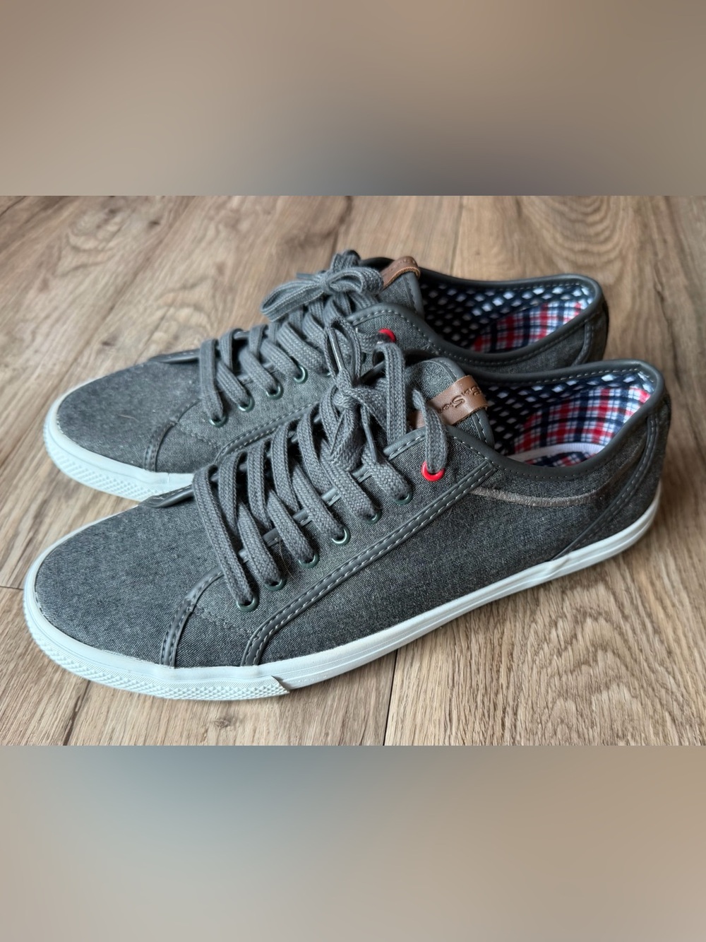 Ben Sherman Gray Canvas Low-Top Sneakers with Red Eyelet